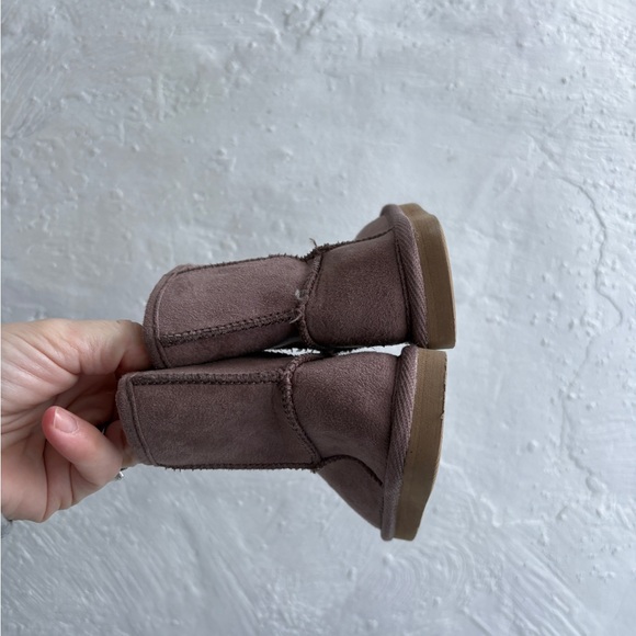 Size 5 toddler mauve ugg styled boots - Picture 2 of 7